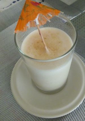 Una foto de Jugo de plátano con Leche Fresca a lo Carmelita