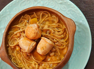 Una foto de Porotos con Riendas