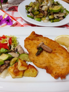 Una foto de Milanesa con verduras y patatas: receta de mi cocinero favorito