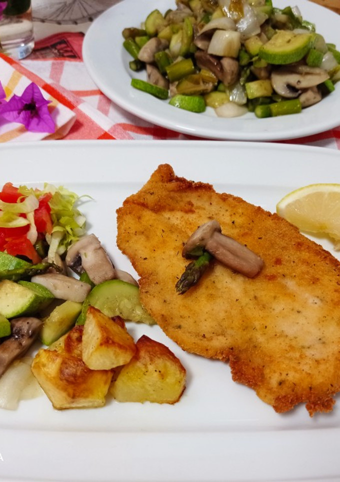 Una foto de Milanesa con verduras y patatas: receta de mi cocinero favorito
