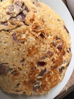 Una foto de Tortilla de spaghettis a la carbonara con salchichas