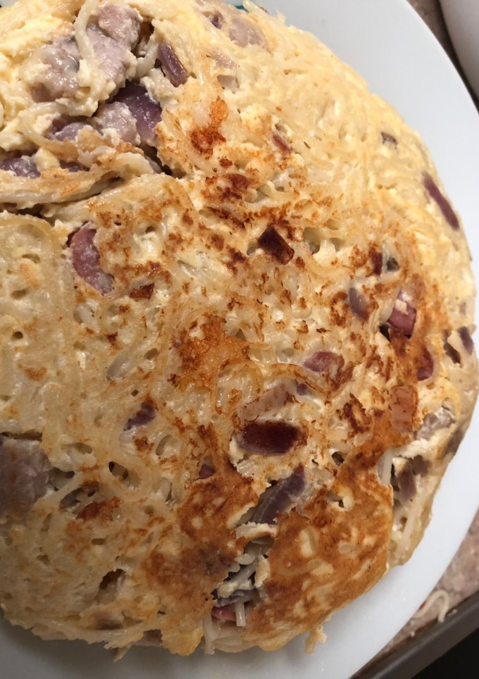 Una foto de Tortilla de spaghettis a la carbonara con salchichas