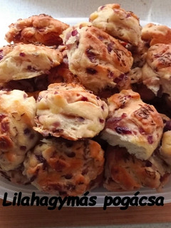 Lilahagymás pogácsa recept fotója