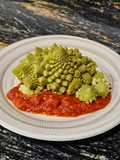 Romanescu con tomate frito y pimientos rojos