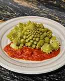 Romanescu con tomate frito y pimientos rojos