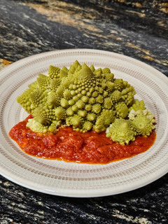 Una foto de Romanescu con tomate frito y pimientos rojos