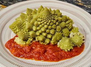 Una foto de Romanescu con tomate frito y pimientos rojos
