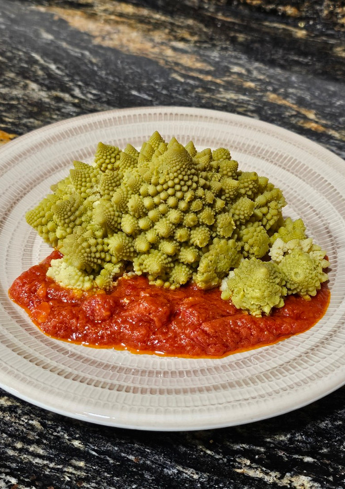 Una foto de Romanescu con tomate frito y pimientos rojos