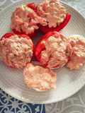 Tomates y huevos rellenos