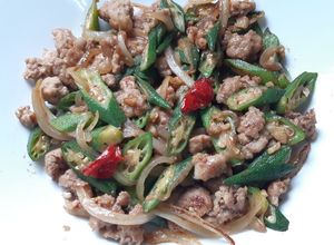 รูปของ กระเจี๊ยบเขียวผัดหมูสับซอสมิโซะ