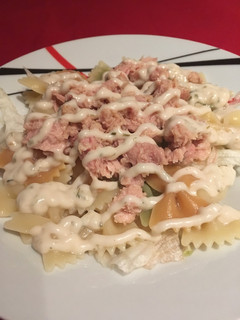 Una foto de Ensalada de pasta con salsa de yogur