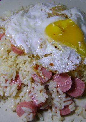 Una foto de Arroz con salchichas y huevo