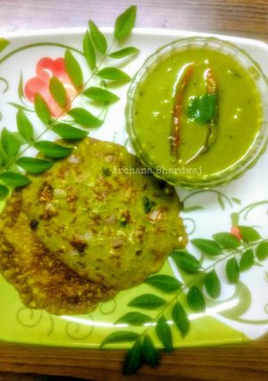 A picture of Oats Soya Spinach Chilla with Green Nariyal Chutney.
