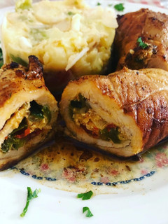 Una foto de Rollitos de lomo rellenos de verdura y guarnición de ensalada campera