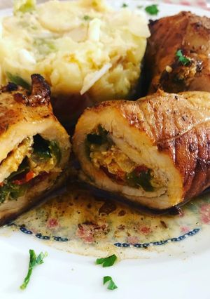 Una foto de Rollitos de lomo rellenos de verdura y guarnición de ensalada campera