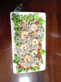 Una foto de Ensalada de patatas, gulas y langostinos