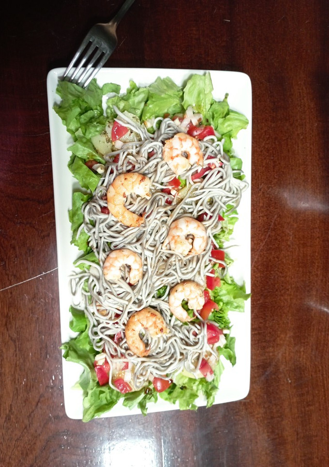 Una foto de Ensalada de patatas, gulas y langostinos