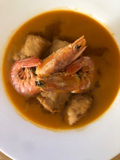 Una foto de Caldo de merluza y gambones