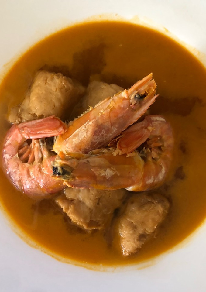 Una foto de Caldo de merluza y gambones