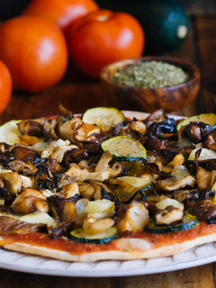 Foto principal de Pizza de setas, calabacín y queso Gamoneu