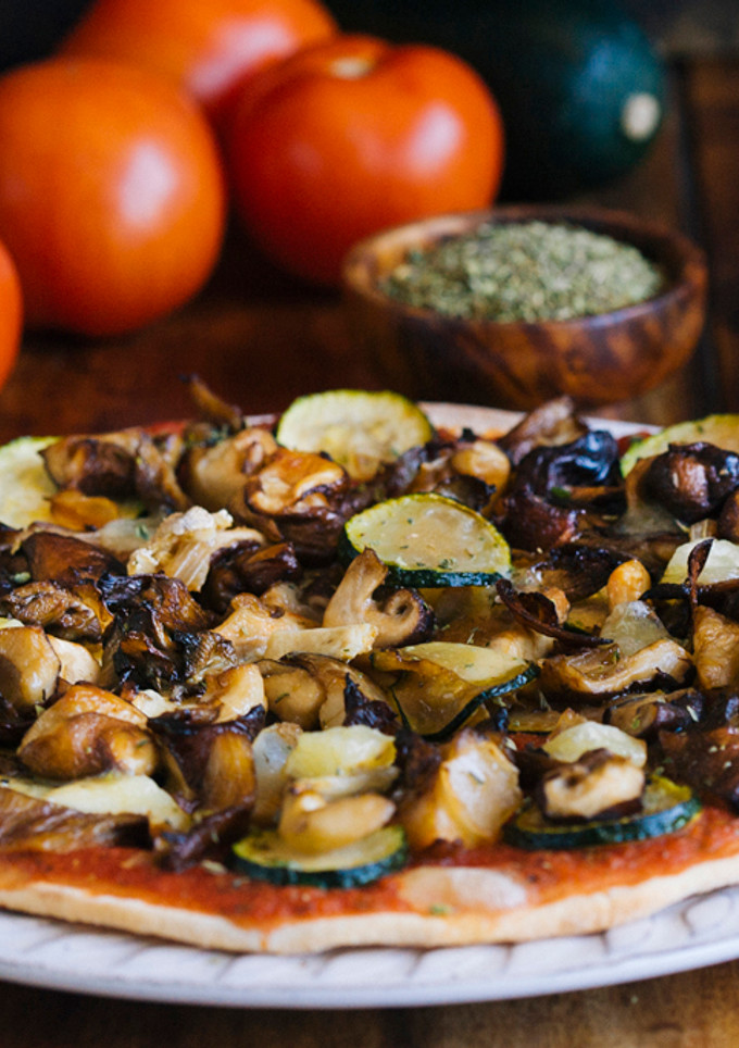 Una foto de Pizza de setas, calabacín y queso Gamoneu