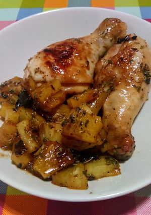 Una foto de Pollo con piña y un toque picante