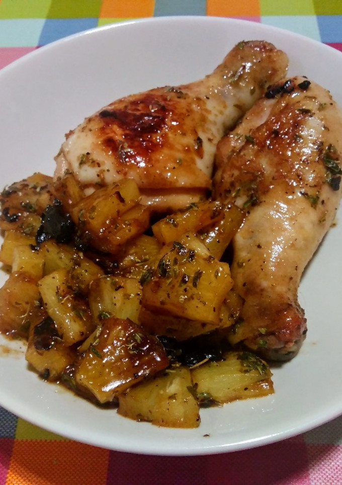 Una foto de Pollo con piña y un toque picante