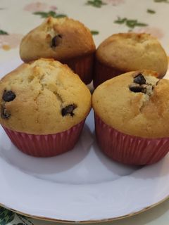 Una foto de Magdalenas de nata y pepitas de chocolate