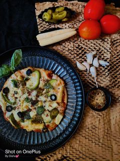 વેજ પીઝા (Veg Pizza Recipe in Gujarati) (No_Yeast) રેસીપી મુખ્ય ફોટો