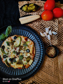 વેજ પીઝા (Veg Pizza Recipe in Gujarati) (No_Yeast) રેસીપી મુખ્ય ફોટો