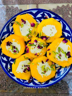 रबड़ी स्टफ्ड मैंगो कुल्फी (Rabri Stuffed Mango Kulfi recipe in Hindi) रेसिपी मुख्य फोटो