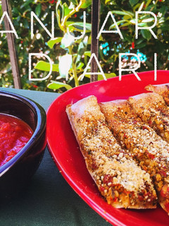 Una foto de Colines Con Pesto y Queso Parmesano Vegano (Breadsticks)