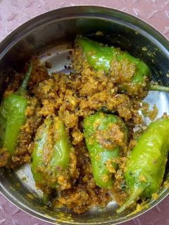 ભરેલા મરચા(Bharela marcha recipe in Gujarati) રેસીપી મુખ્ય ફોટો