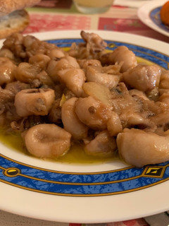 Una foto de Chipirones encebollados al vino blanco