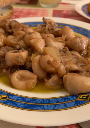 Una foto de Chipirones encebollados al vino blanco