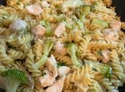 Una foto de pasta fusilli fáciles