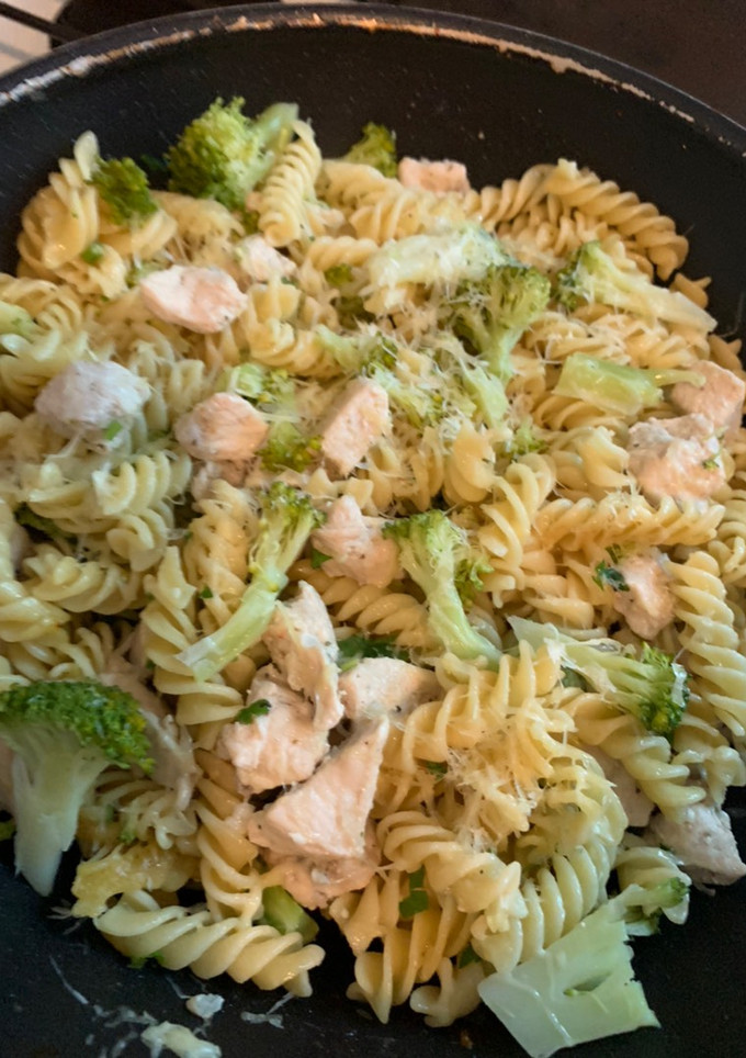 Una foto de Fusilli con pollo y brócoli