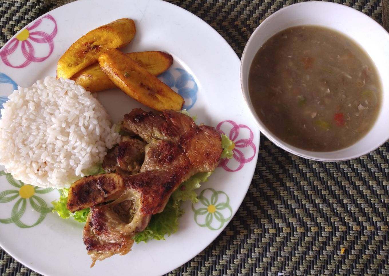 Chuleta al sartén, en cama de lechuga crepa y lentejas