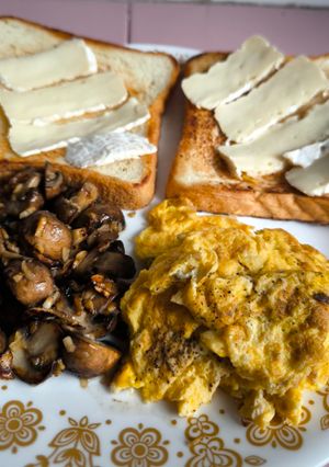 Gambar Brie Toast with Mushrooms & Omelette