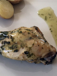 Una foto de Conejo al horno con mojo verde