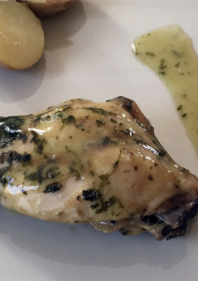 Una foto de Conejo al horno con mojo verde