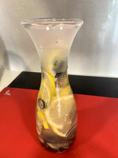 Una foto de Agua de limón y arándanos súper refrescante!