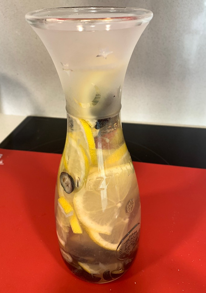Una foto de Agua de limón y arándanos súper refrescante!