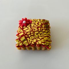 A picture of How to use gold leaf with fondant.