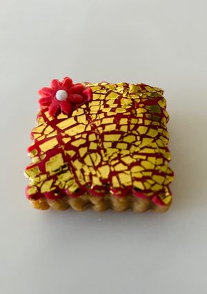A picture of How to use gold leaf with fondant.