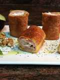 Rulos de pan bimbo con jamón dulce y queso griego