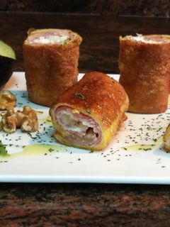 Una foto de Rulos de pan Bimbo con jamón dulce y queso griego