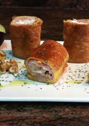 Una foto de Rulos de pan bimbo con jamón dulce y queso griego