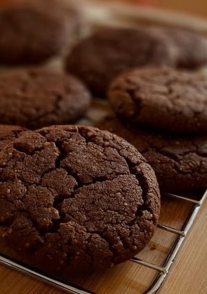 A picture of Choco almond cookies.