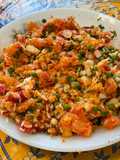 Salade multicolore de riz blanc, carottes, petits pois, tomate, radis et persil